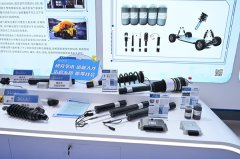 后者则操纵新型智料实现振动能量的高效接收取